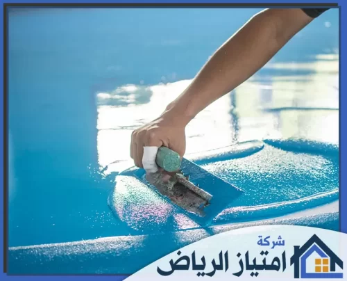 ايبوكسي ارضيات 3D بالرياض 0506986916 شركة امتياز الرياض تطبيق طلاء الإيبوكسي الأزرق باحترافية على سطح مستوٍ.