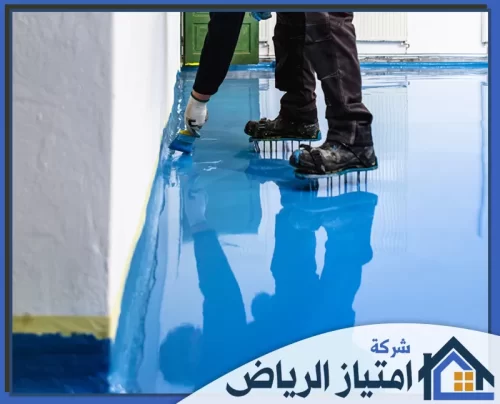 تركيب ايبوكسي للحمامات بالرياض 0506986916 شركة امتياز الرياض تطبيق إيبوكسي أزرق لامع للأرضية. عامل يرتدي حذاء مسامير لمنع الآثار. صب وتسوية الأرضية العاكسة. جودة عالية واحترافية.