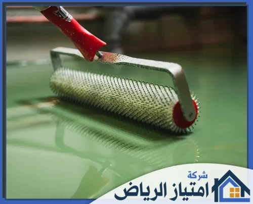 معلم ايبوكسي بالرياض 0506986916 شركة امتياز الرياض أسطوانة تنفيس الهواء في منتصف العمل على طلاء إيبوكسي رطب، تضمن جودة السطح النهائي.