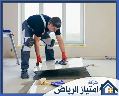تركيب بلاط الحمامات بالرياض 0506986916 شركة امتياز الرياض مشهد يبرز أهمية المعدات المتخصصة في التعامل مع الرخام والسيراميك الكبير