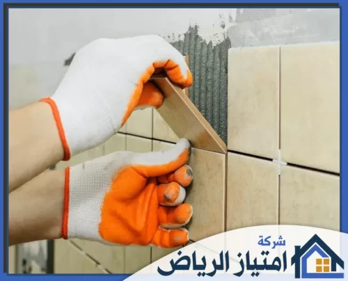 معلم سيراميك بالرياض 0506986916 شركة امتياز الرياض العمل اليدوي في أبهى صوره تثبيت قطع البلاط على المادة اللاصقة لإنهاء الجدران