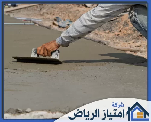 صبة فوق الشينكو بالدمام 0506986916 شركة امتياز الرياض دقة اليد في تحويل الخرسانة الخام إلى سطح مستوٍ تماماً.