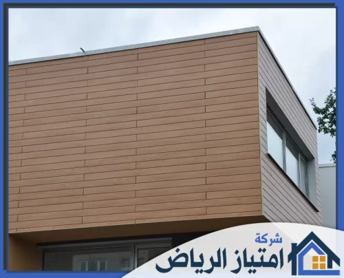 معلم كلادينج بالرياض 0506986916 شركة امتياز الرياض واجهة مودرن مكسوة بألواح خشبية دافئة، تدمج بين الطبيعة والأسلوب المعماري الهندسي الأنيق بلمسة فنية جذابة.