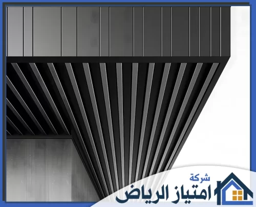 تصميم واجهات كلادينج بالرياض 0506986916 شركة امتياز الرياض تصميم معماري عصري يعتمد على التكرار الهندسي والخطوط الطولية المظلمة، يبرز جمال التباين والظلال بأسلوب مينيماليزم.