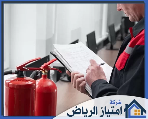 كشف مواسير الحريق بالرياض 0506986916 شركة امتياز الرياض فني سلامة يقوم بفحص طفايات الحريق وتدوين الملاحظات، لضمان أعلى معايير الأمان والوقاية في بيئة العمل.