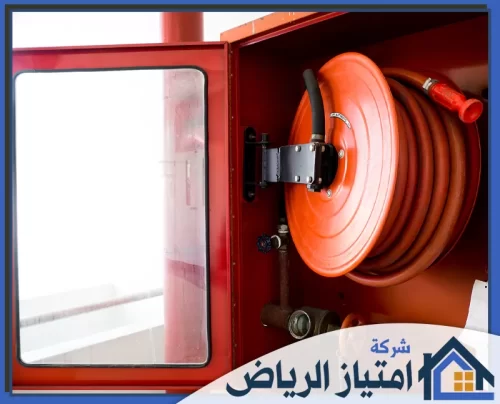 صيانة أنابيب الحريق بالرياض 0506986916 شركة امتياز الرياض بكرة خرطوم حريق داخل خزانة مفتوحة، تمثل الجاهزية التامة لمواجهة الطوارئ وحماية الأرواح والممتلكات بكفاءة.
