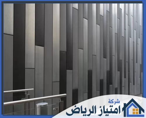 كلادينج رخامي بالرياض 0506986916 شركة امتياز الرياض واجهة معدنية بتصميم رأسي متدرج الألوان بين الأسود والرمادي الفاتح، تعكس عصرية الهندسة المعمارية في كل زاوية.